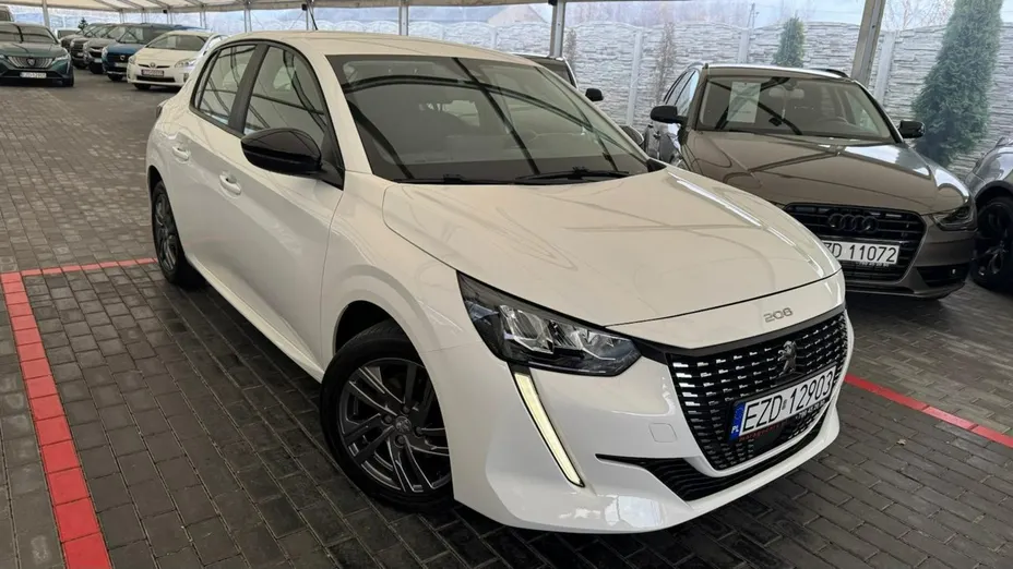 PEUGEOT 208 -