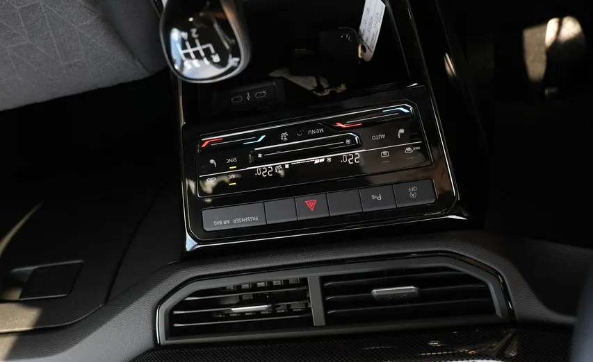 VOLKSWAGEN T-Cross -