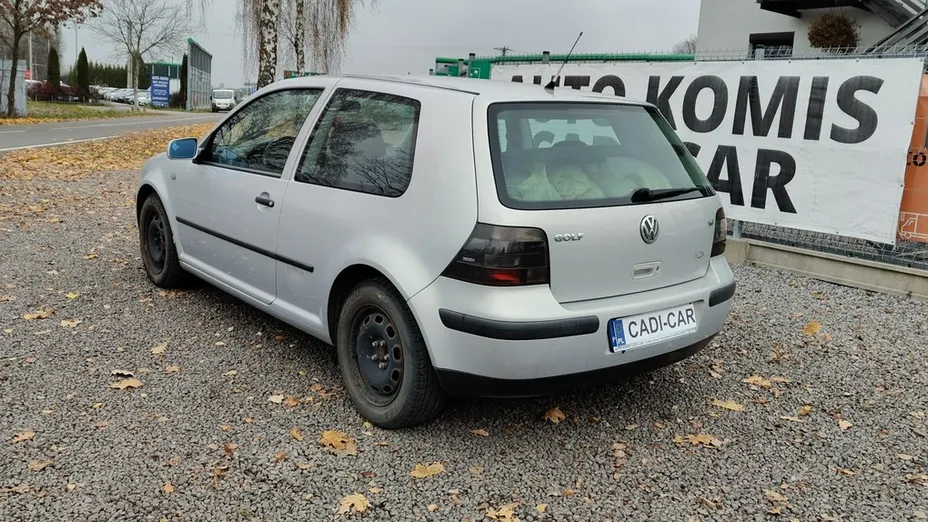 VOLKSWAGEN Golf -
