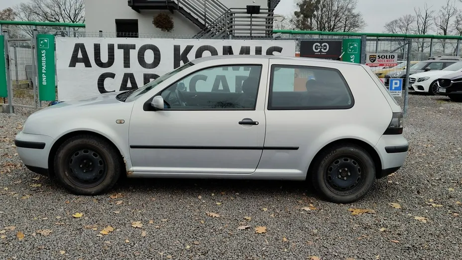 VOLKSWAGEN Golf -