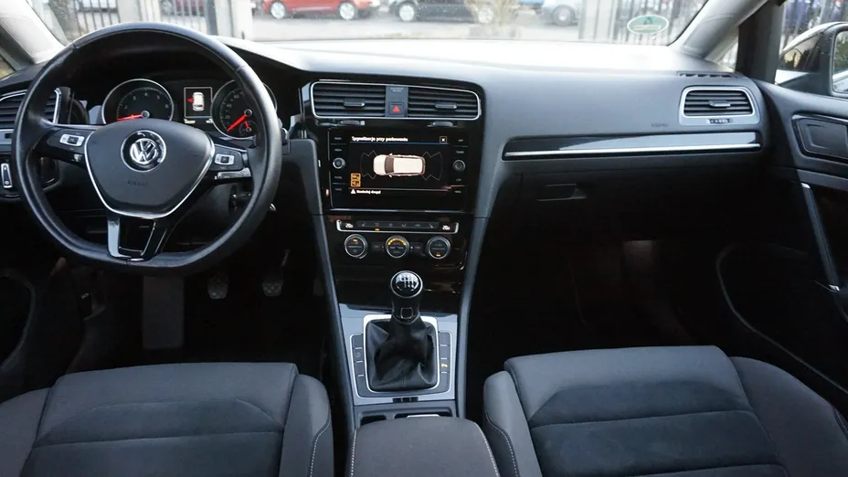 VOLKSWAGEN Golf -