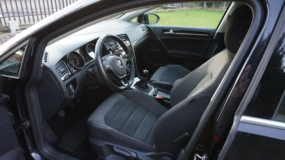 VOLKSWAGEN Golf -