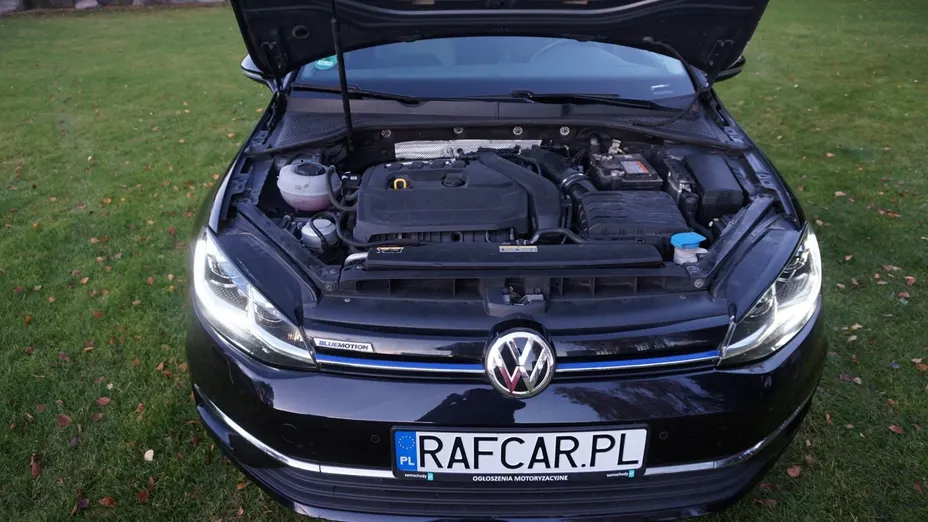 VOLKSWAGEN Golf -