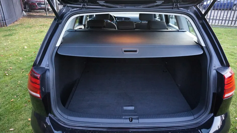 VOLKSWAGEN Golf -
