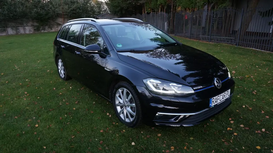VOLKSWAGEN Golf -