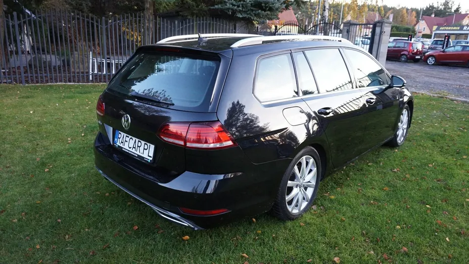 VOLKSWAGEN Golf -