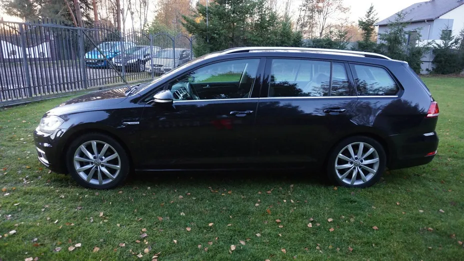 VOLKSWAGEN Golf -