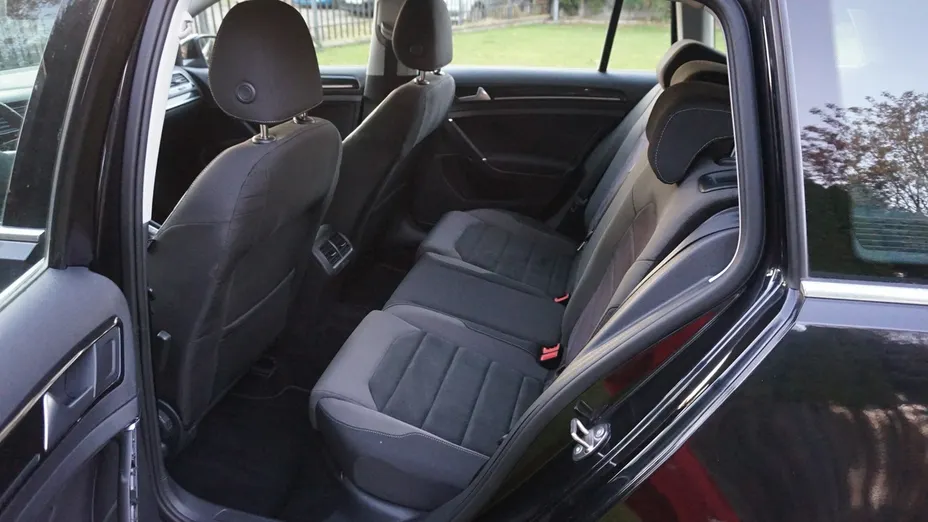 VOLKSWAGEN Golf -