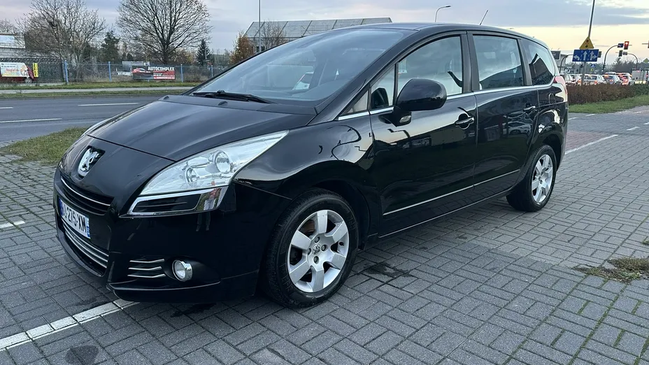 PEUGEOT 5008 -