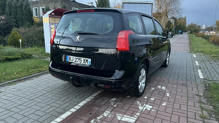 PEUGEOT 5008 -