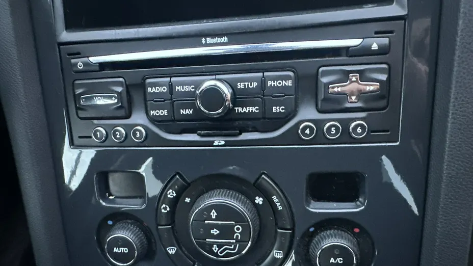 PEUGEOT 5008 -