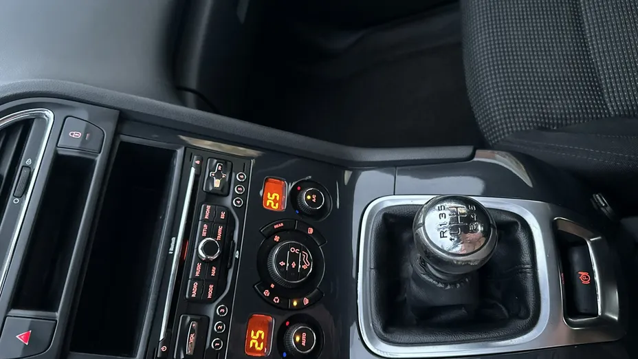 PEUGEOT 5008 -