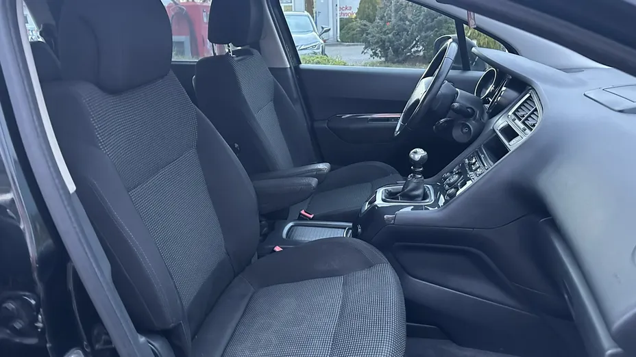 PEUGEOT 5008 -