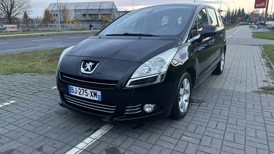 PEUGEOT 5008 -