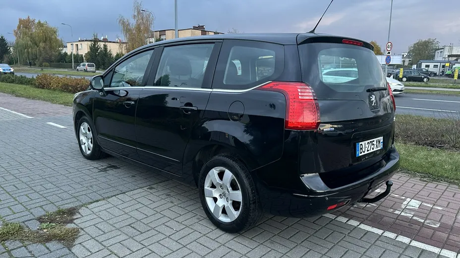 PEUGEOT 5008 -