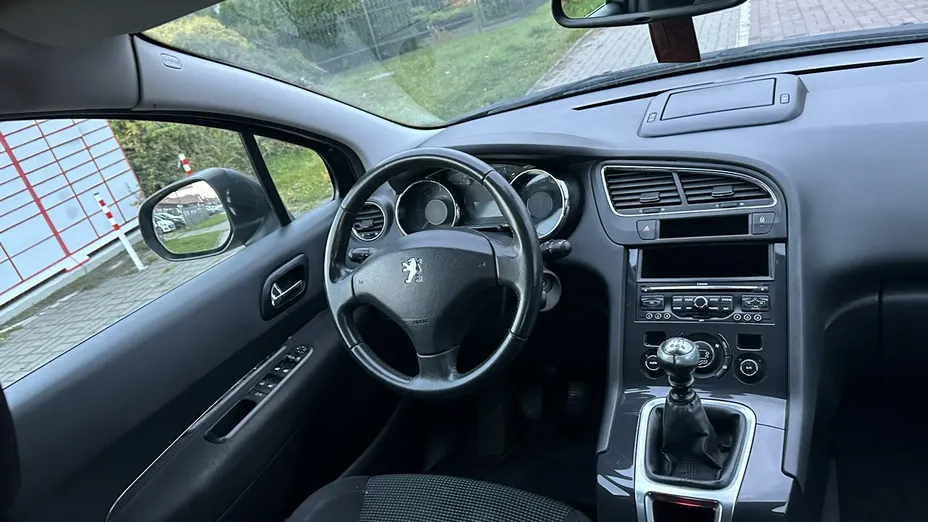 PEUGEOT 5008 -