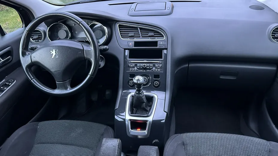 PEUGEOT 5008 -