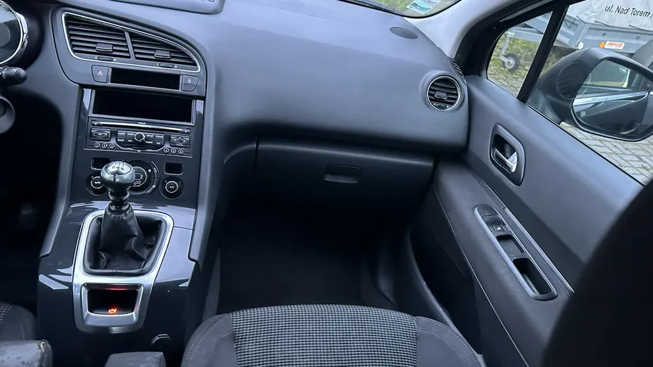 PEUGEOT 5008 -