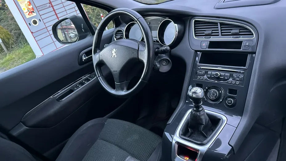 PEUGEOT 5008 -