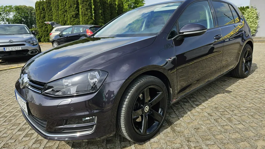 VOLKSWAGEN Golf -