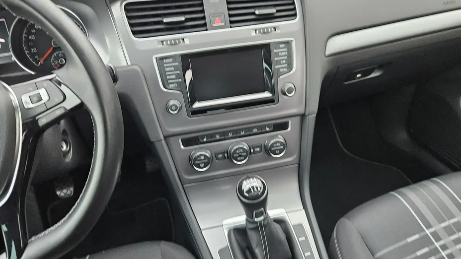 VOLKSWAGEN Golf -
