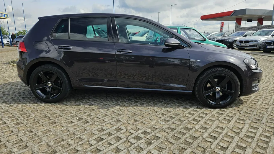 VOLKSWAGEN Golf -