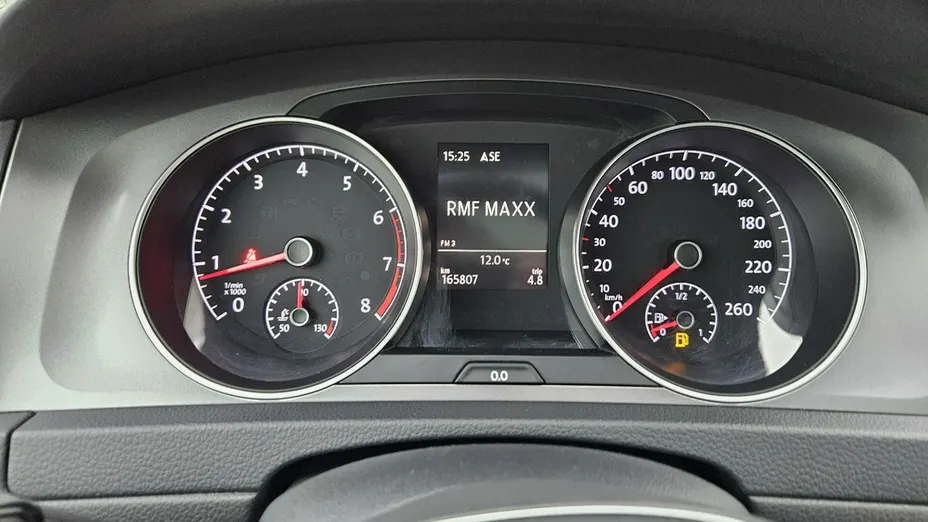 VOLKSWAGEN Golf -