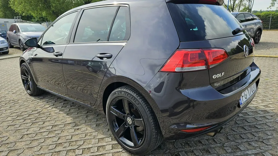 VOLKSWAGEN Golf -