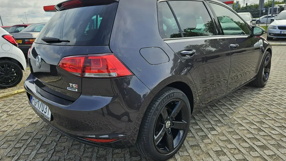 VOLKSWAGEN Golf -