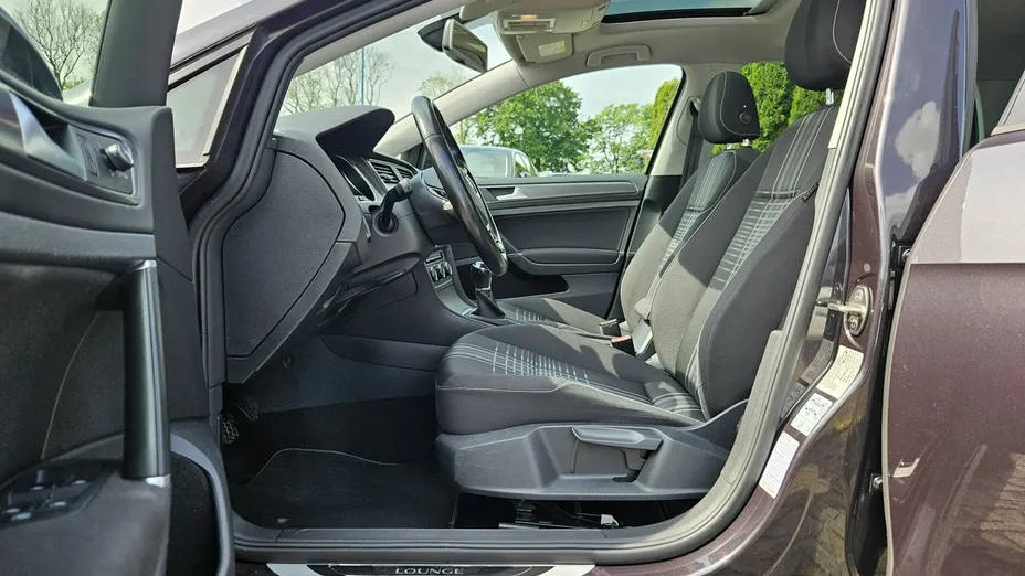 VOLKSWAGEN Golf -