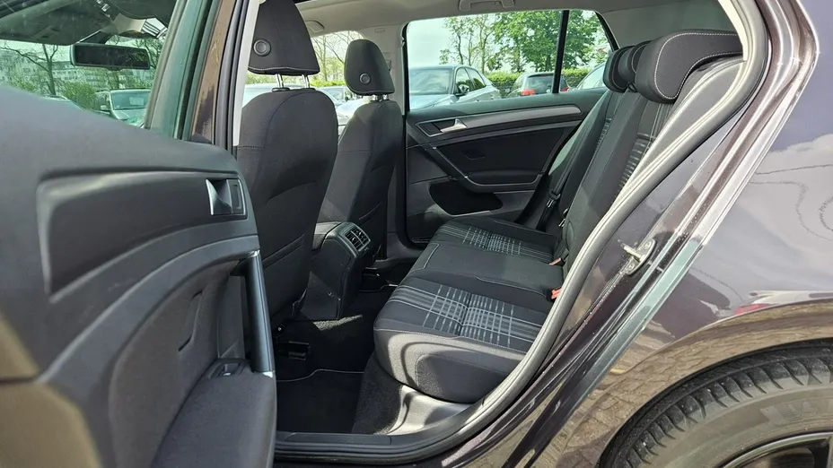VOLKSWAGEN Golf -