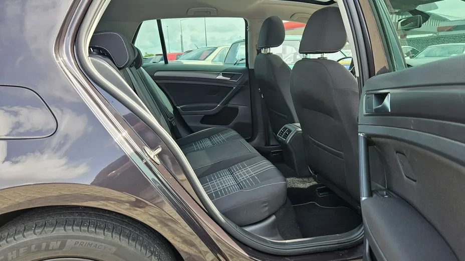 VOLKSWAGEN Golf -