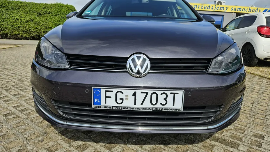 VOLKSWAGEN Golf -