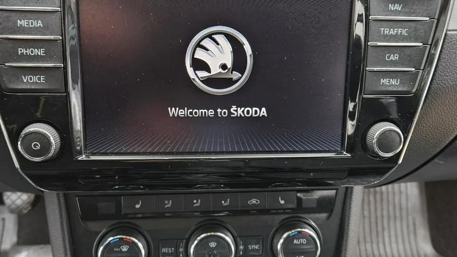 SKODA Superb -