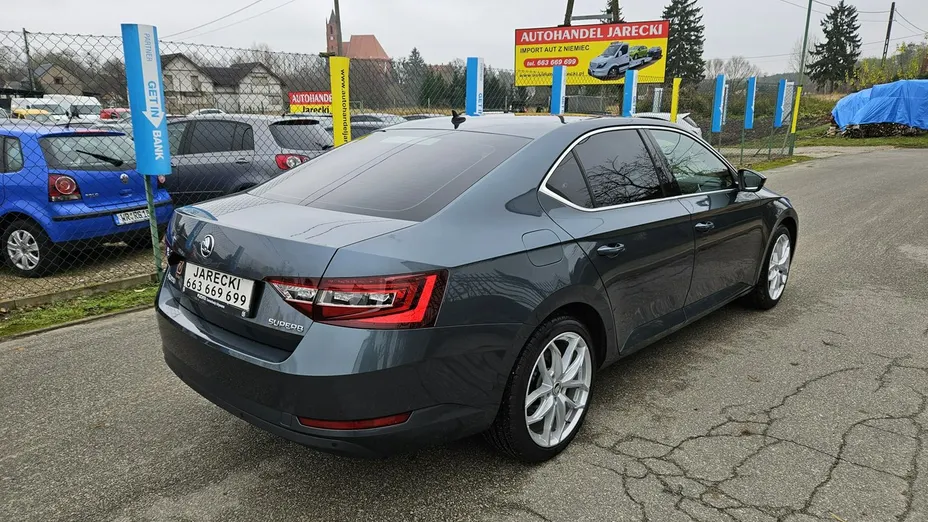 SKODA Superb -