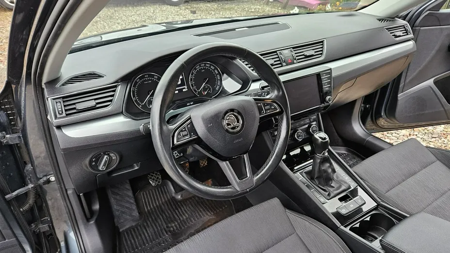 SKODA Superb -