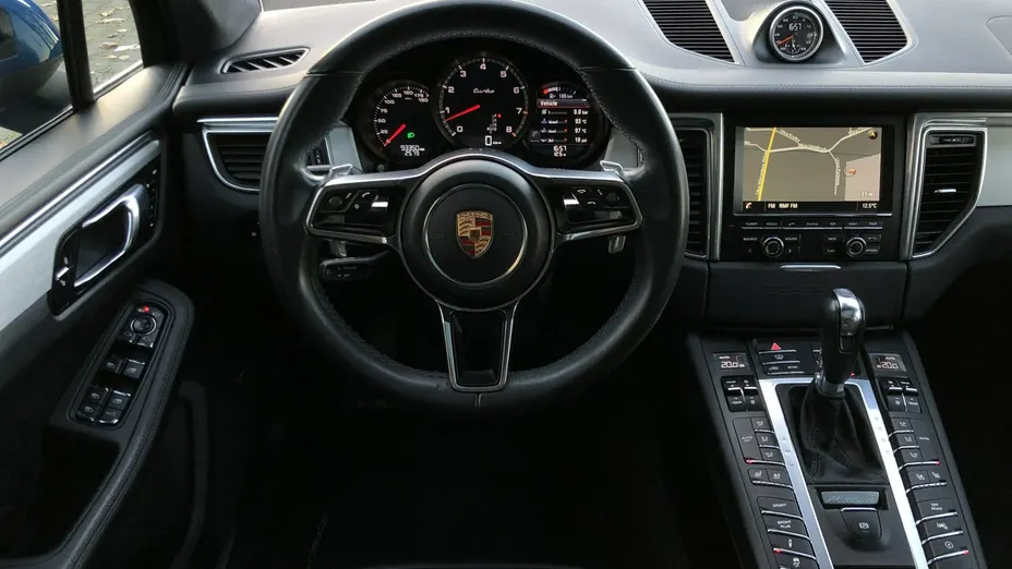 PORSCHE Macan -
