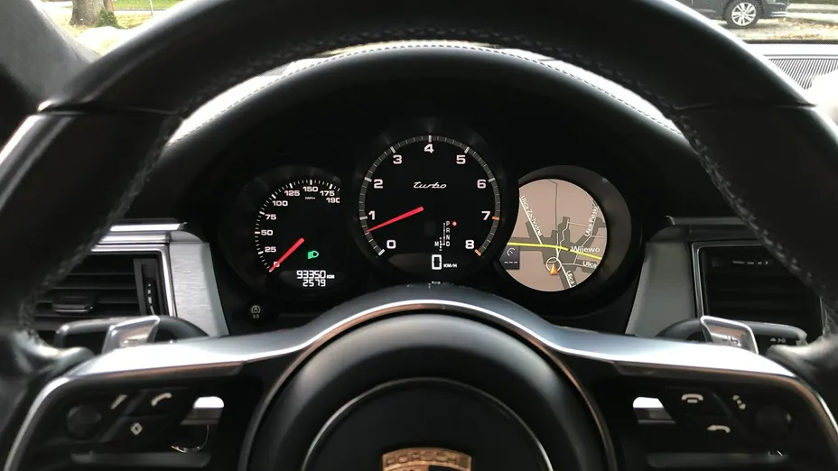 PORSCHE Macan -