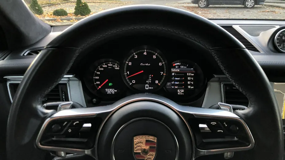 PORSCHE Macan -