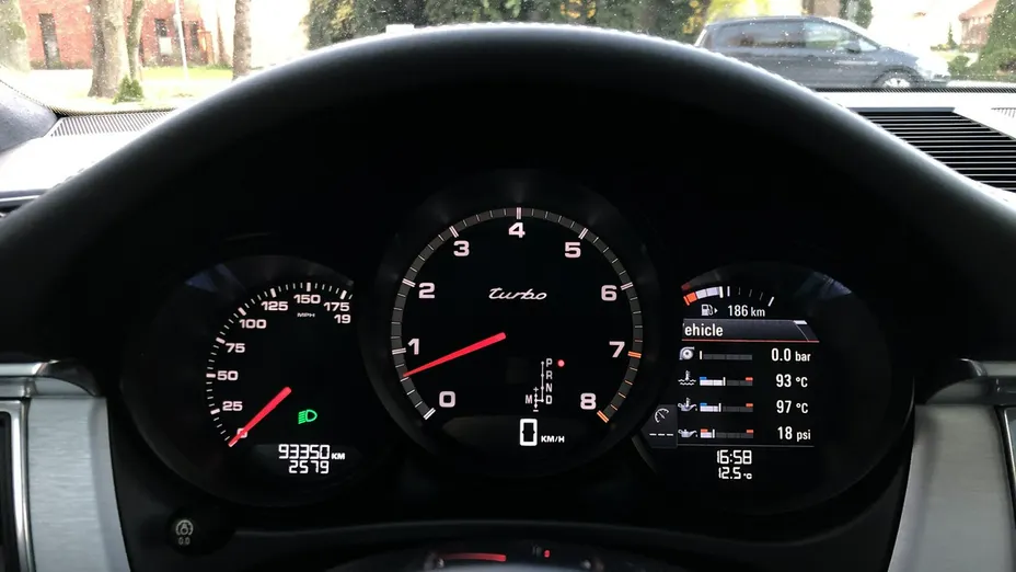 PORSCHE Macan -