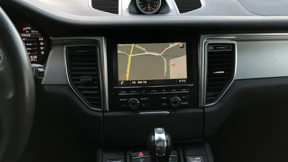 PORSCHE Macan -