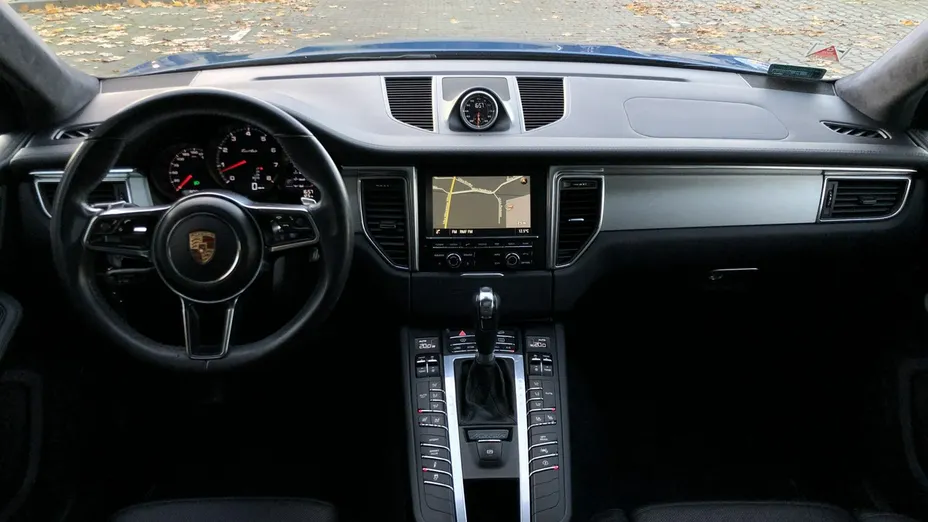 PORSCHE Macan -