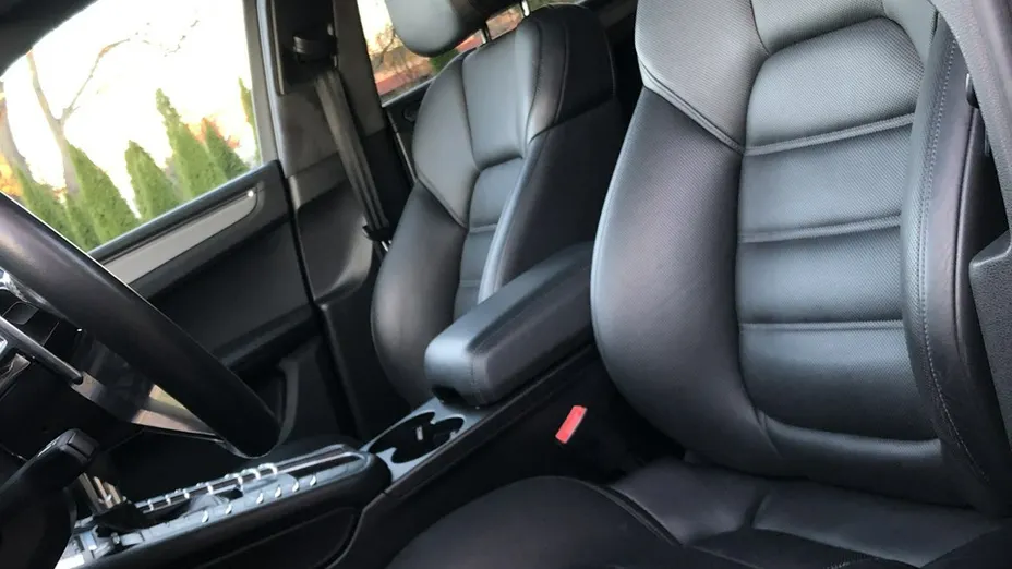 PORSCHE Macan -