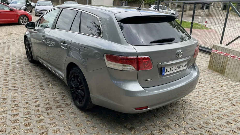 TOYOTA Avensis -
