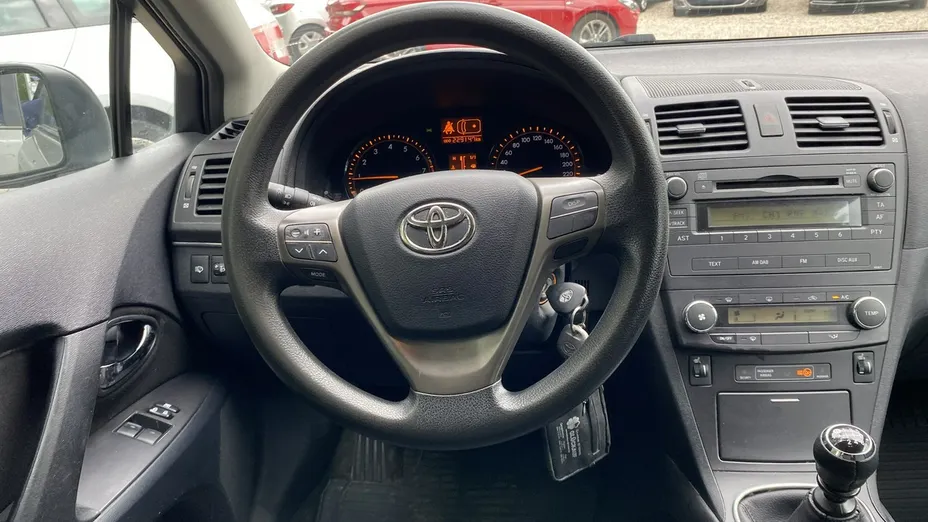 TOYOTA Avensis -