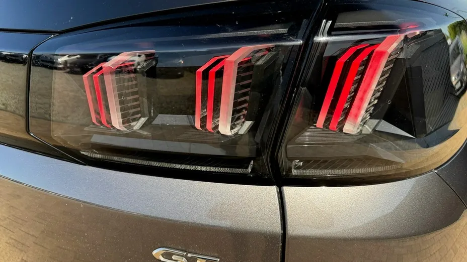 PEUGEOT 5008 -