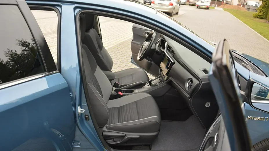 TOYOTA Auris -