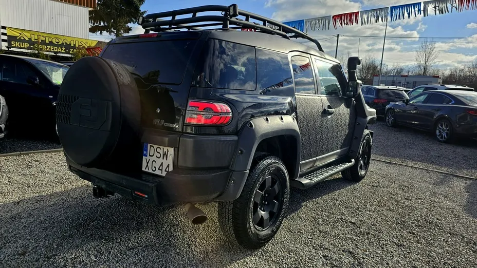 TOYOTA FJ Cruiser -