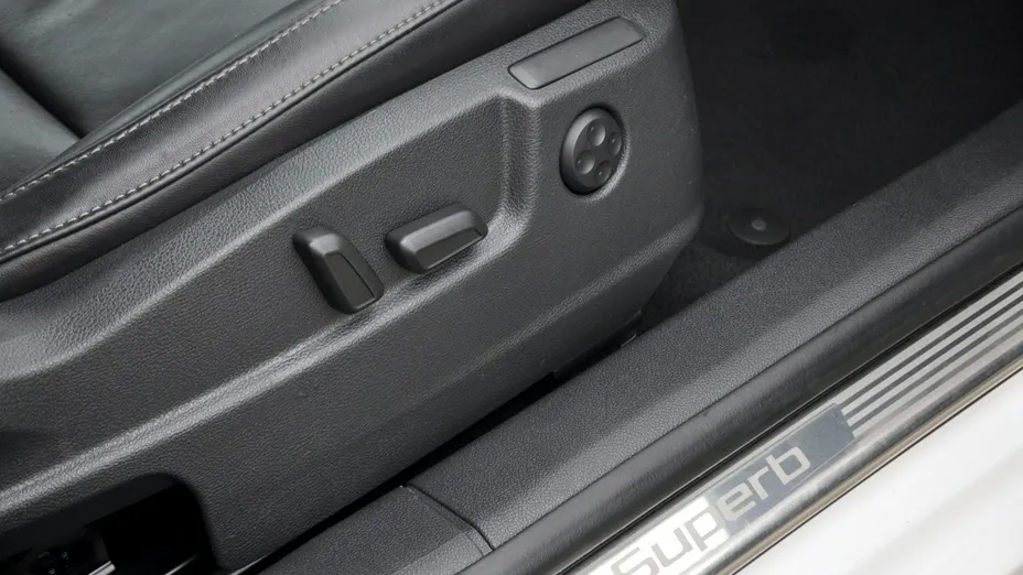 SKODA Superb -
