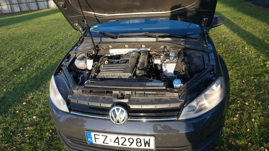 VOLKSWAGEN Golf -